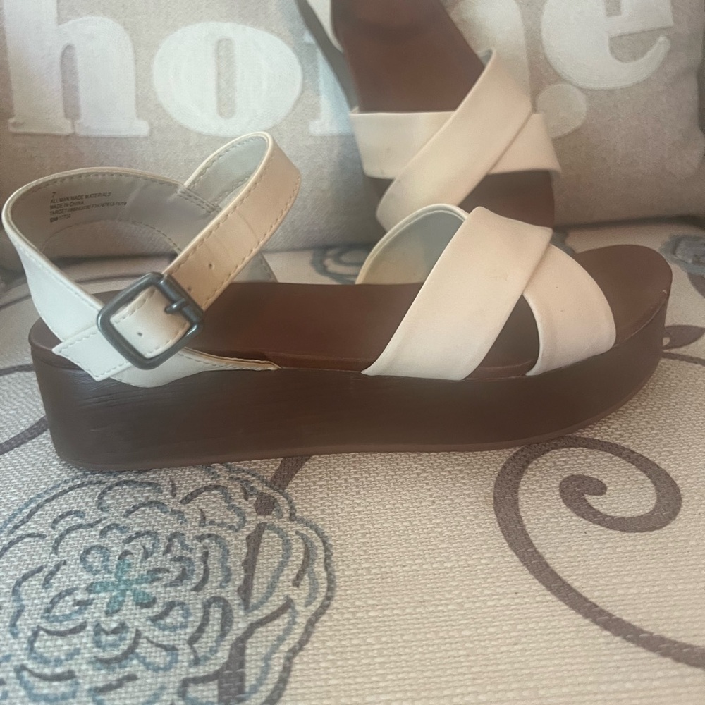 Platform Sandal crème color! Size 7 LIKE NEW